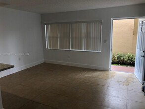 8660 NW 5th Ter, Unit 102 in Miami, FL - Building Photo - Building Photo