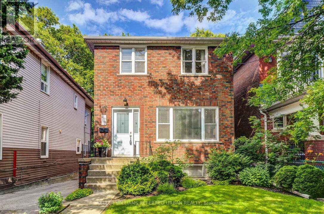 407 Woodbine Ave in Toronto, ON - Building Photo
