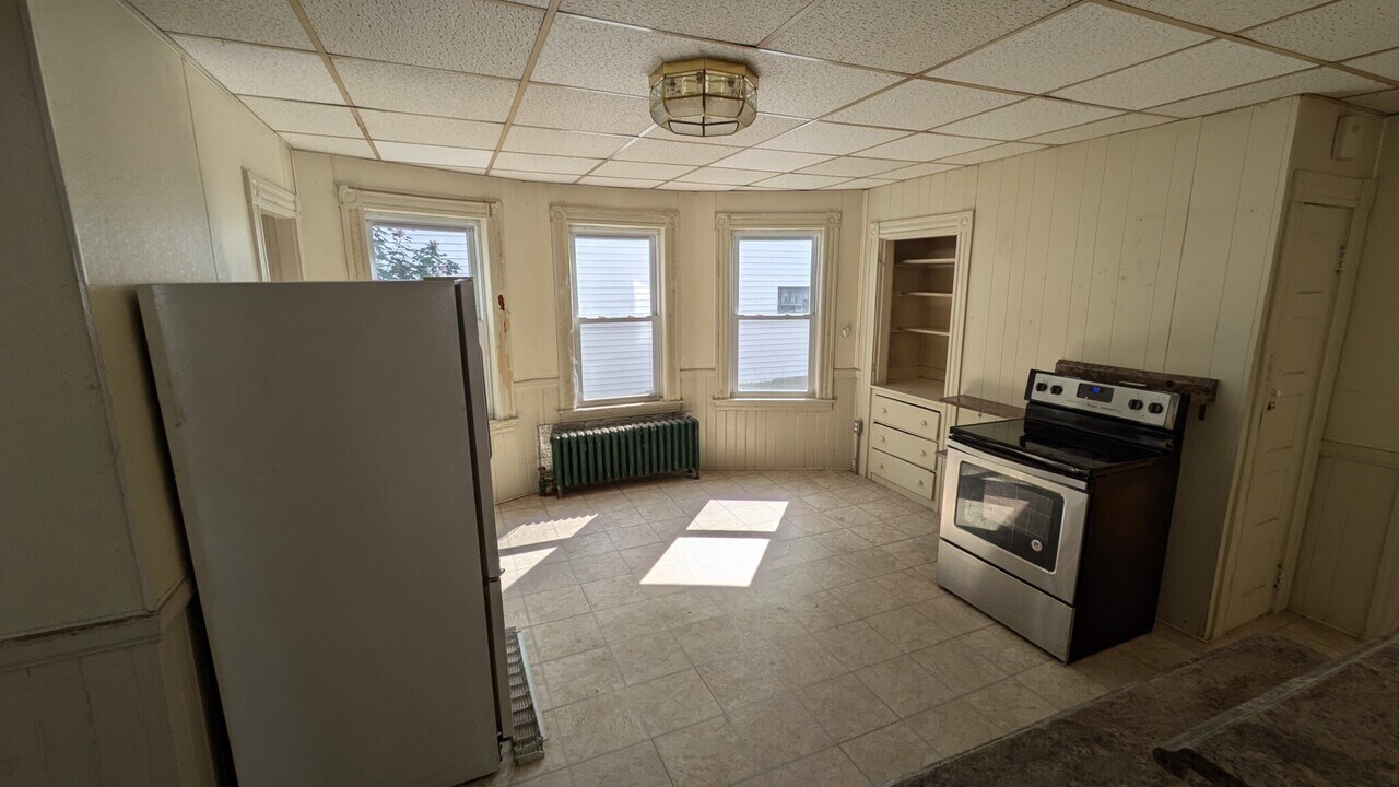 20 Kosta St, Unit 3 in Worcester, MA - Foto de edificio