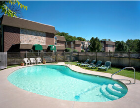 Hillside Terrace Apartments in North Providence, RI - Foto de edificio - Building Photo