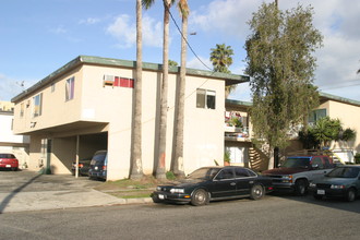 Queen Anne Apartments in Van Nuys, CA - Building Photo - Building Photo