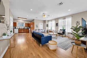 1425 E James St in Waco, TX - Foto de edificio - Building Photo