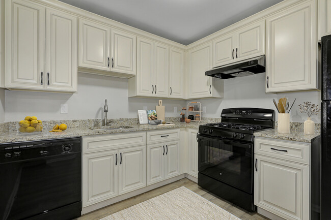 Woodbridge Hills - 55+ in Woodbridge, NJ - Building Photo - Building Photo