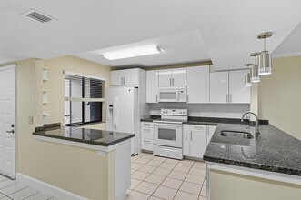 434 Lakeview Dr, Unit 105 in Weston, FL - Building Photo - Building Photo