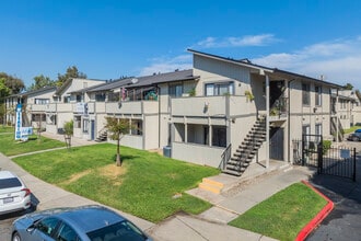 Blue Ridge Circle Apartments in Stockton, CA - Building Photo - Building Photo