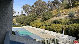 4260 Vía Arbolada in Los Angeles, CA - Building Photo