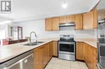 1640 Sarasota Crescent in Oshawa, ON - Building Photo - Building Photo