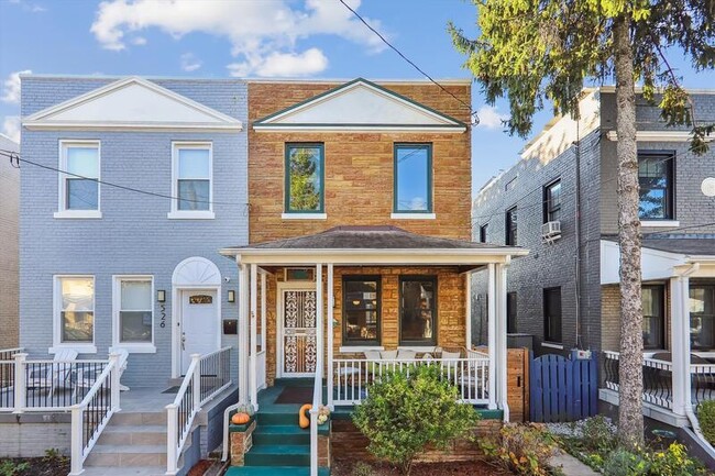 property at 528 Roxboro Pl NW