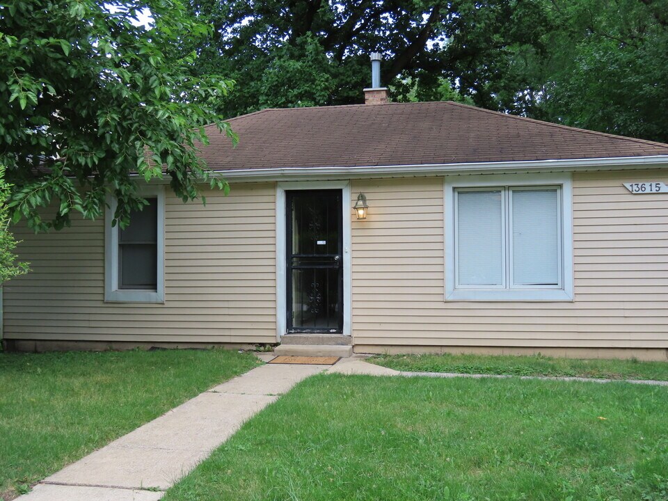 13615 Central Park Ave in Robbins, IL - Building Photo