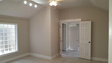 2021 W Main St in Houston, TX - Building Photo - Building Photo
