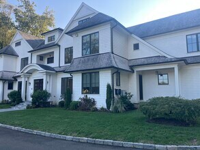 48 Driftway Ln in New Canaan, CT - Foto de edificio - Building Photo