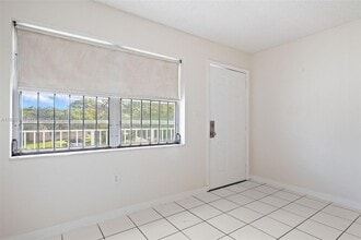 20310 NE 2nd Ave, Unit 24 in Miami Gardens, FL - Building Photo - Building Photo