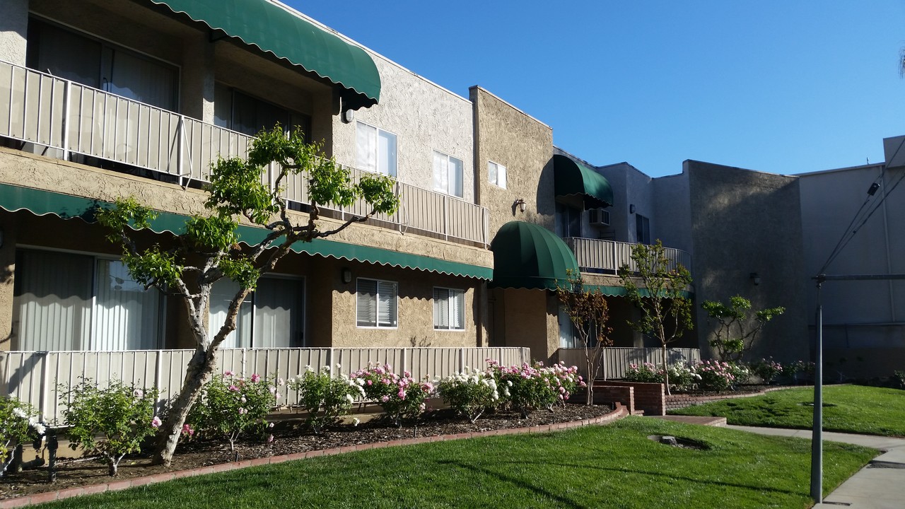 Clark Plaza in Tarzana, CA - Building Photo