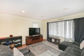 16 Inwood Rd in Port Washington, NY - Building Photo - Building Photo