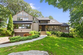 27 Stone Cabin Rd in New Rochelle, NY - Building Photo - Building Photo