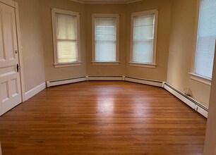 464 Laurel Hill Ave, Unit Flr 1 in Cranston, RI - Building Photo - Building Photo