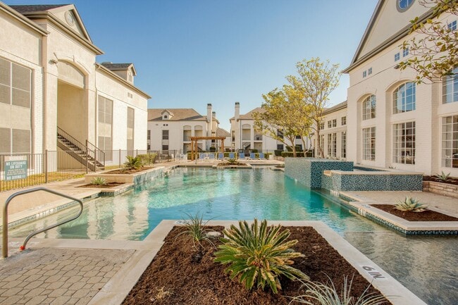 Verlaine on the Parkway in Dallas, TX - Building Photo - Building Photo
