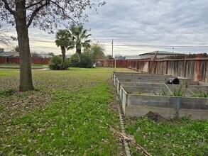 1236 Pleasant Way in Hanford, CA - Building Photo - Building Photo