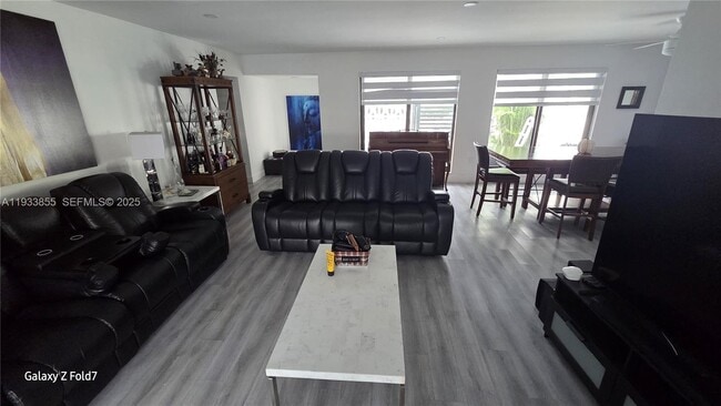 7817 Fairway Blvd in Miramar, FL - Foto de edificio - Building Photo