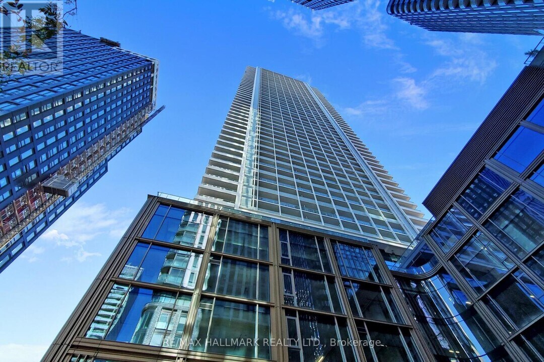 88 Queen St E in Toronto, ON - Building Photo