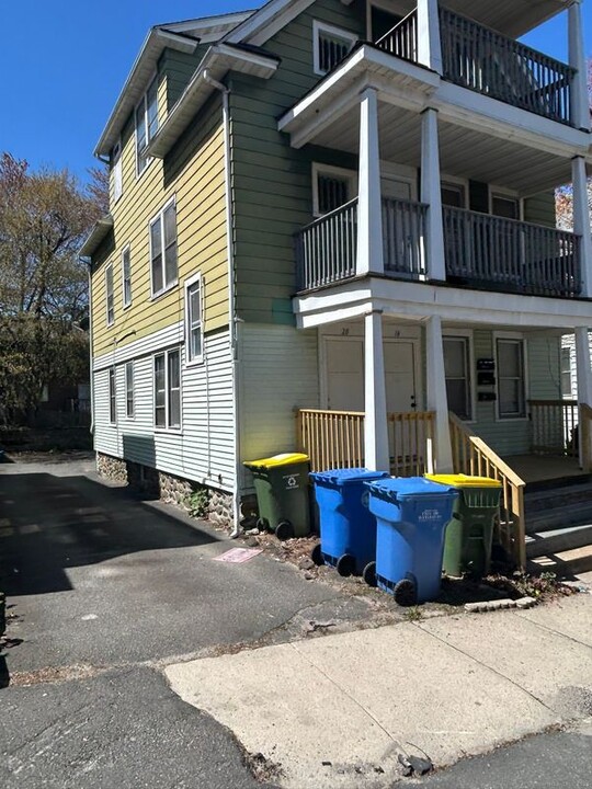 18 Eastwood Ave in Waterbury, CT - Building Photo