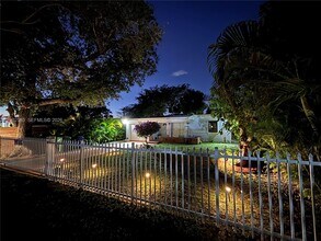 151 NW 165th St in Miami, FL - Building Photo - Building Photo