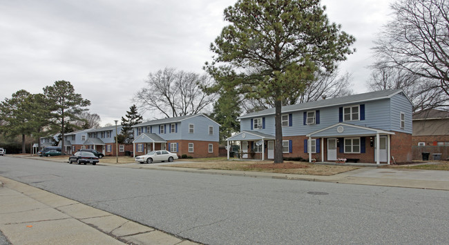 Cameron Townhouses in Hampton, VA - Foto de edificio - Building Photo