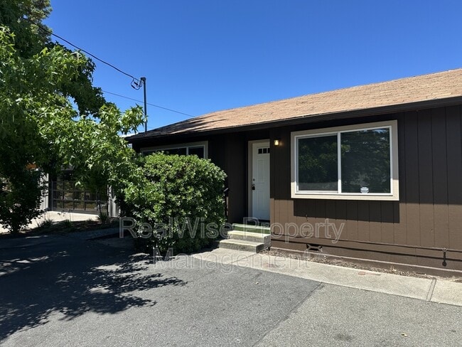 702 SW Isham St in Grants Pass, OR - Building Photo - Building Photo