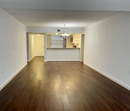 1713 Whitehall Dr in Davie, FL - Foto de edificio - Building Photo