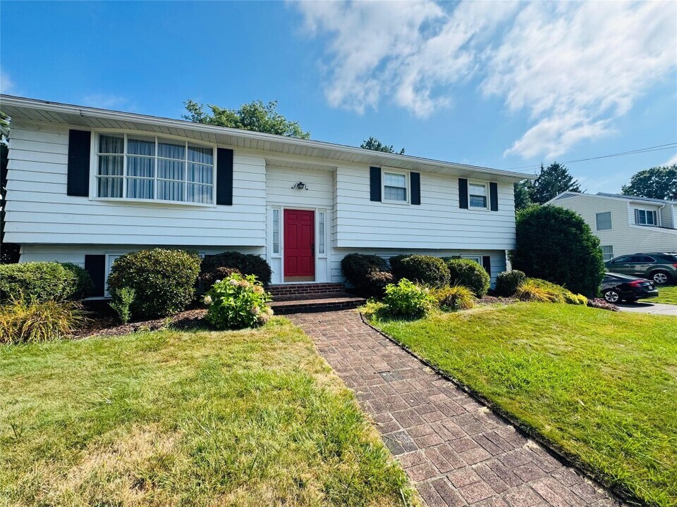 2715 Manhattan Dr in Endicott, NY - Building Photo