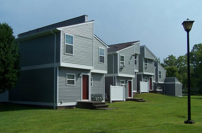 Oak Creek Townhomes in Auburn, NY - Building Photo - Building Photo