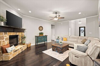 206 S Meadow Dr in Ferris, TX - Building Photo - Building Photo