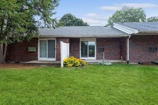 Pinney Brook in Ellington, CT - Building Photo