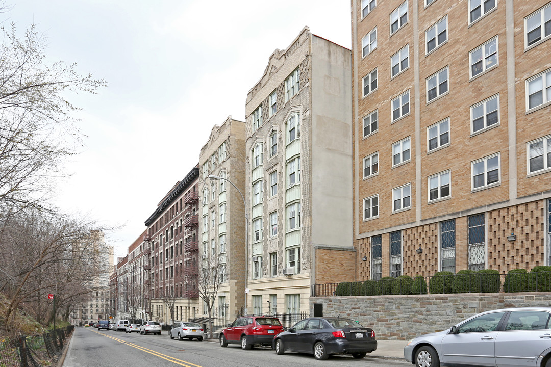 528 Riverside Dr in New York, NY - Building Photo