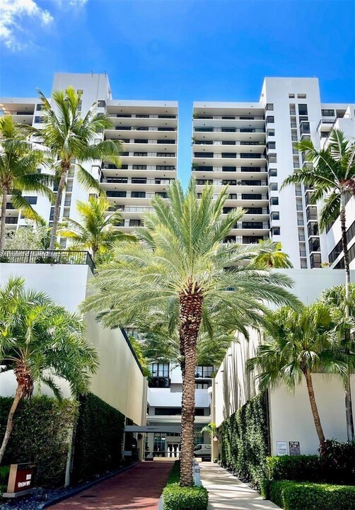 1000 Venetian Way, Unit 1012 in Miami Beach, FL - Building Photo