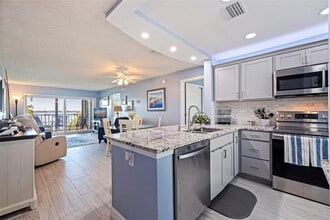 6365 Bahia Del Mar Blvd S in St. Petersburg, FL - Building Photo - Building Photo