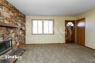 915 Camelot Dr in Crystal Lake, IL - Foto de edificio - Building Photo