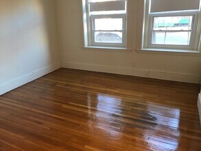 1821 Beacon St, Unit 1 in Brookline, MA - Foto de edificio - Building Photo