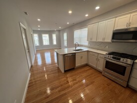127 Cross St, Unit 4 in Somerville, MA - Building Photo