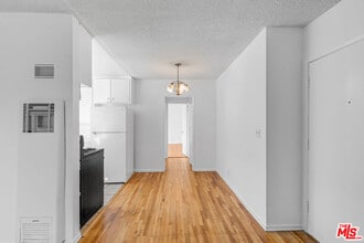 1627 S Bundy Dr in Los Angeles, CA - Building Photo - Building Photo