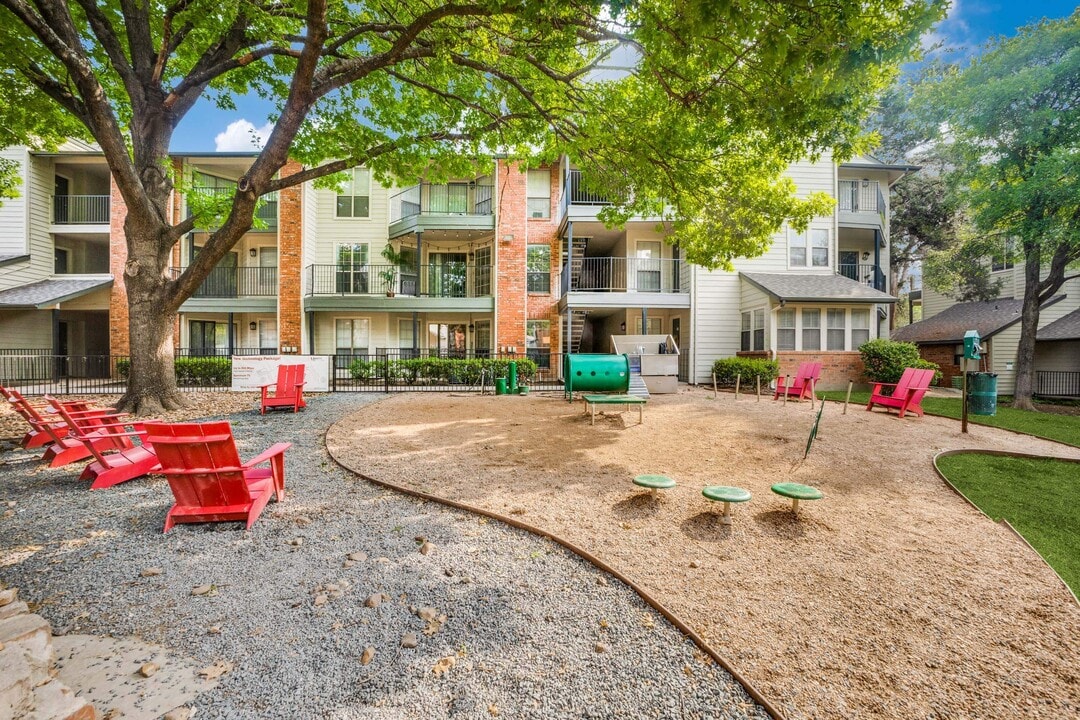 Tenison at White Rock in Dallas, TX - Foto de edificio