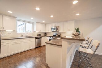 1107 Loma Dr, Unit C in Hermosa Beach, CA - Foto de edificio - Building Photo