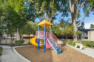 Independence Park Apartments in Canoga Park, CA - Building Photo - Building Photo