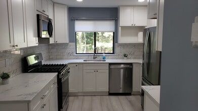 2421 Old Stone Mill Dr in East Windsor, NJ - Building Photo - Building Photo