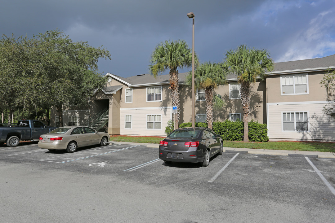 Weston Oaks in Holiday, FL - Foto de edificio