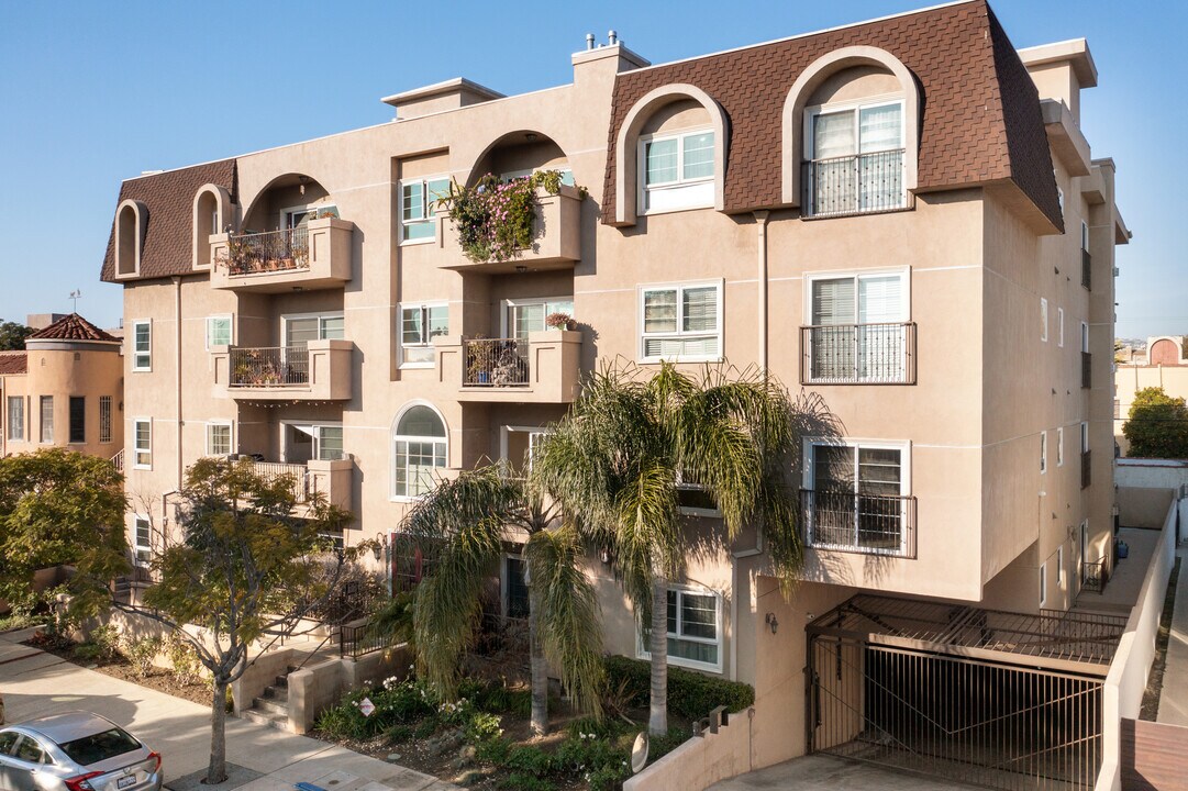 8555 Cashio St in Los Angeles, CA - Foto de edificio