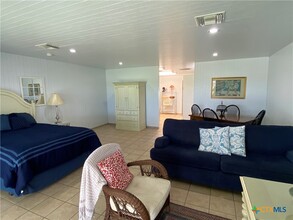 535 Ski Lodge Rd in McQueeney, TX - Foto de edificio - Building Photo