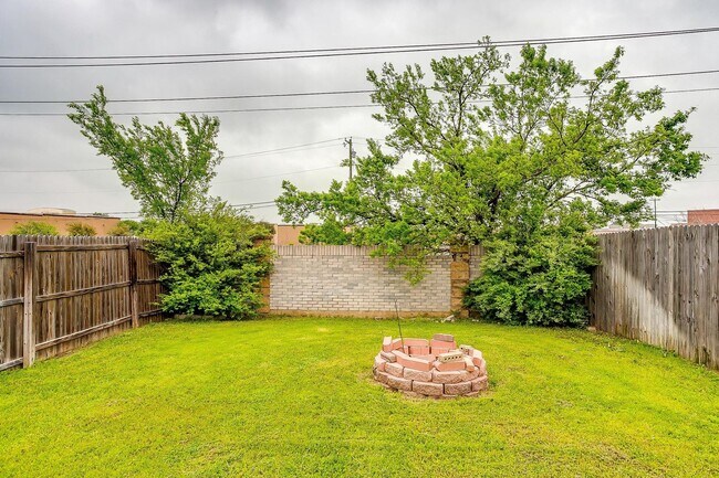 812 Walnut St in Burleson, TX - Building Photo - Building Photo