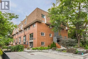 28 Admiral Rd in Toronto, ON - Building Photo