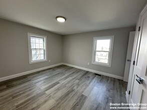 55 Burrell St, Unit R in Boston, MA - Building Photo - Building Photo